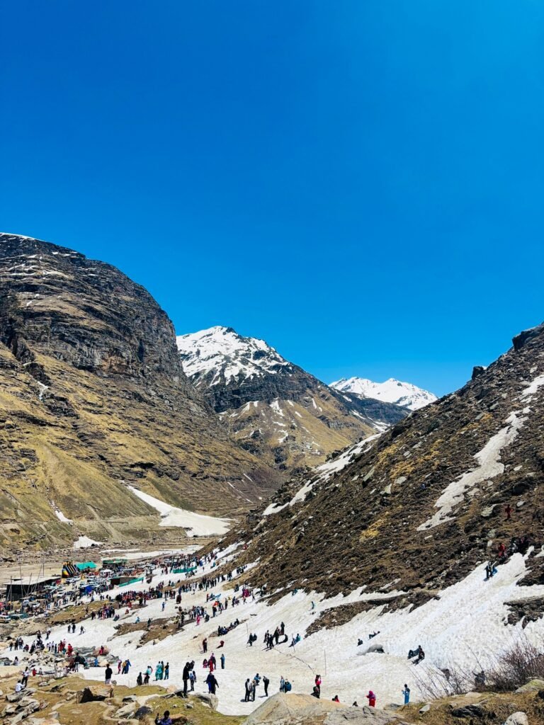 A breathtaking view of snowy mountains and blue skies in Manali, India, during winter.